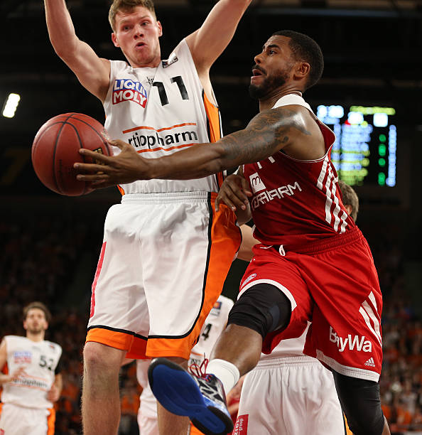 姆博莫本场 姆博莫本场